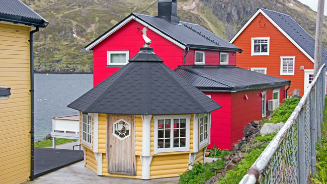 Farbenfrohe Häuser in Kamöyvaer
