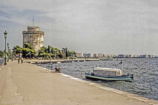 Der weiße Turm am Hafen in Thessaloniki