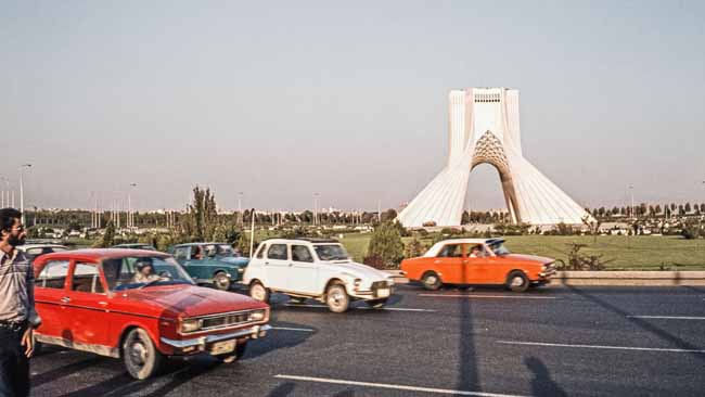 Stolz präsentiert sich Teheran zur 2000-Jahrfeier am Asadi-Platz