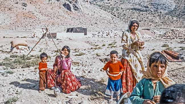 Touristen - eine Abwechslung für die Kaschgai-Frauen