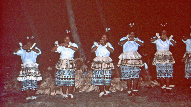Gesang in den traditionellen 'Tappa'-Röcken