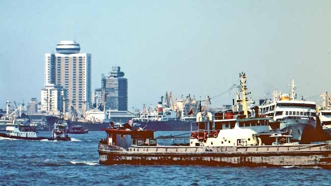 Hafen und Stadt-Silhouette von Shanghai