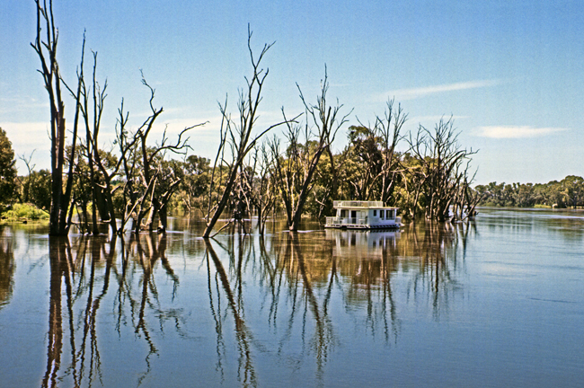 Hausboot im Überschwemmungs-Gebiet