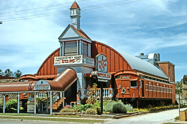 Der alte Bahnhof und Waggons als Restaurant