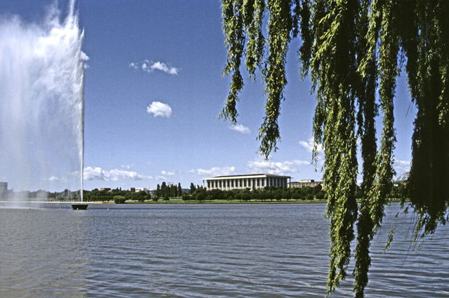 Der Lake Burley Griffin im Zentrum von Canberra
