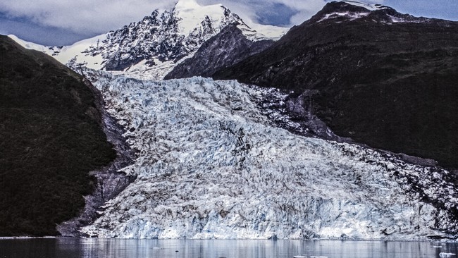 Gewaltige Eismassen schieben sich in den Fjord
