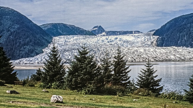 Die Lodge überblickt Bucht und Gletscher