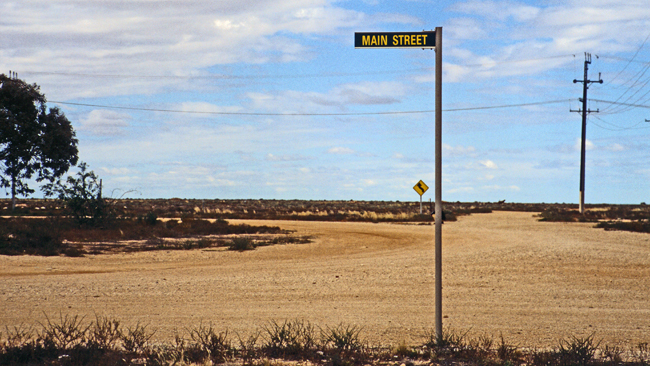 Die Hauptstraße der Wüstensiedlung Cook an der Grenze von West- nach Süd-Australien