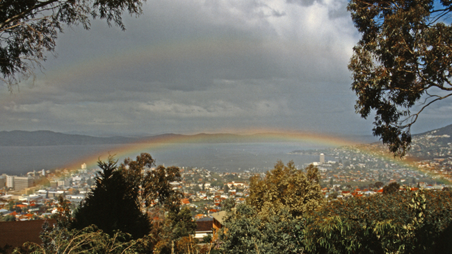 Wechselvolles Wetter spannt einen Regenbogen über Tasmaniens Hauptstadt Hobart