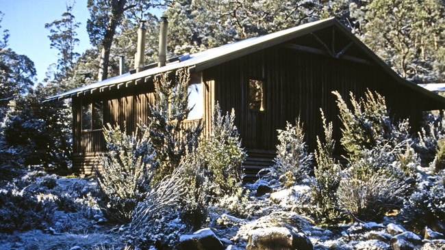 Unsere eingeschneite Hütte in der Cradle Mountain Lodge