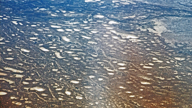 Ein Blick aus der Luft - Die Wüste gleicht einer Seenlandschaft