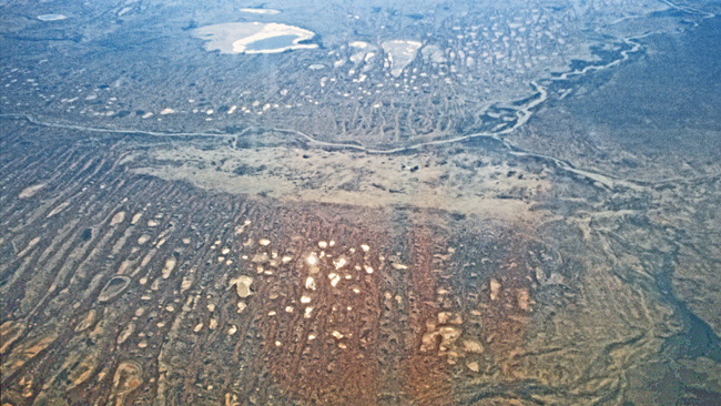 Wasserlöcher und neu entstandene Seen am Finke River im Zentrum Australiens muten an wie eine finnische Seenplatte