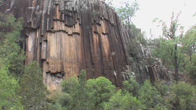 Der Basaltfelsen des Sawn Rock ragt 40 Meter in die Höhe