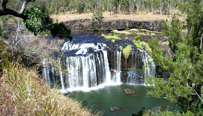Beeindruckender Millstream-Wasserfall mit beachtlicher Breite