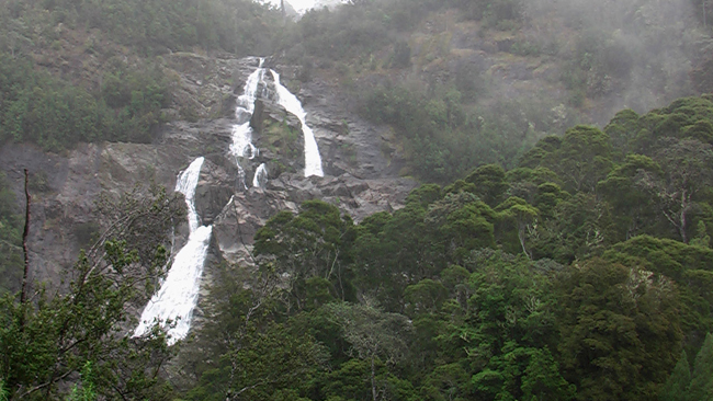Ein Regentag am St. Columba-Wasserfall