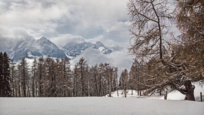 Wolken über dem winterlichen Unter-Engadin bei Scuol