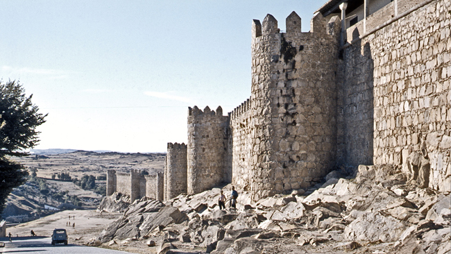  Trutzig präsentiert sich die Stadtmauer von Avila