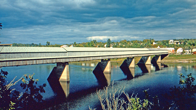 Nordamerikas längste gedeckte Holzbrücke bei  Hartland
