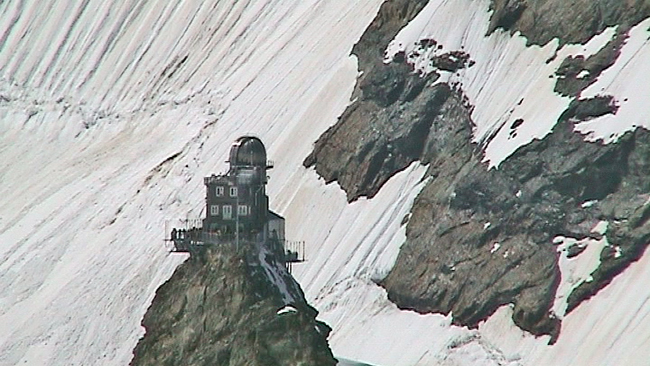  Die wisenschaftliche Bergstation Jungfraujoch scheint auf dem Fels zu schweben