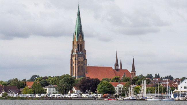 Weithin sichtbar überragt der Schleswiger Dom die Stadt an der Schlei