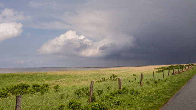 Das Wetter an der Küste ist launisch - meist ziehen die dunklen Wolken aber schnell  vorüber