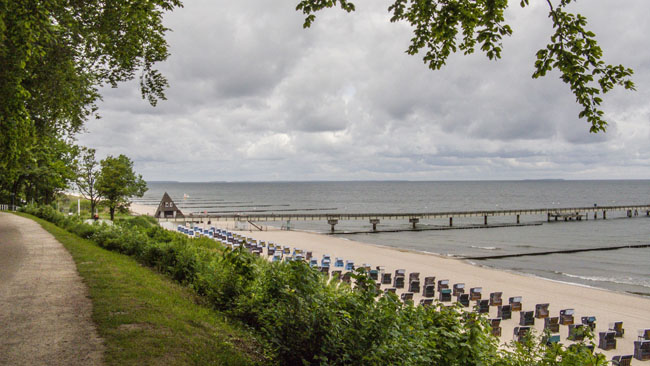 Von der Uferpromenade in Koserow hat man einen herrlichen Blick auf Strand und Seebrücke