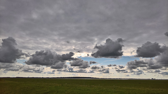 Malerische Wolkenformationen ziehen auf