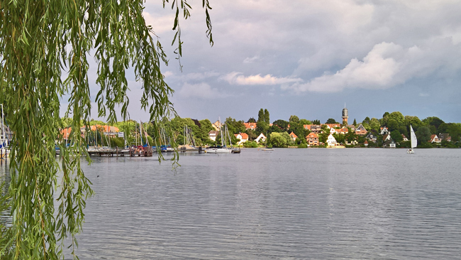 Blick auf Plön von der Strandpromenade aus