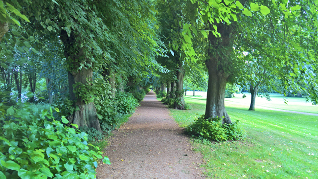 Durch den herrlichen Schlosspark zum gemütlichen Abend