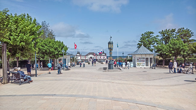 Uferpromenade mit Seebrücke in Ahlbeck